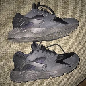 Black Nike Huaraches